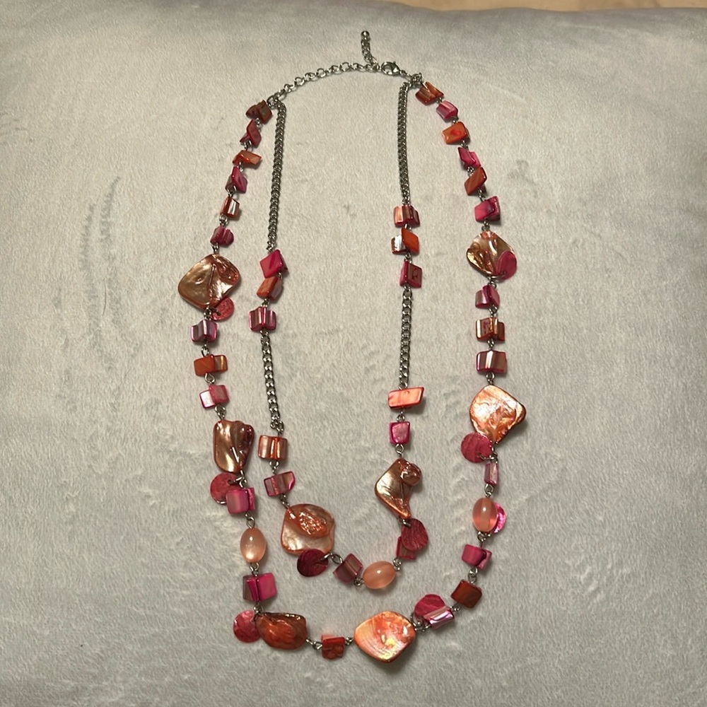 Beautiful 😍 pink/peach adjustable necklace, the pictures don’t do it justice ❤️